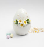Huevos de Pascua con flores amarillas