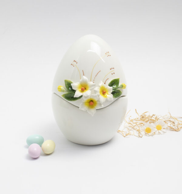 Huevos de Pascua con flores amarillas