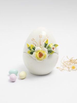 Huevos de Pascua con rosa amarilla